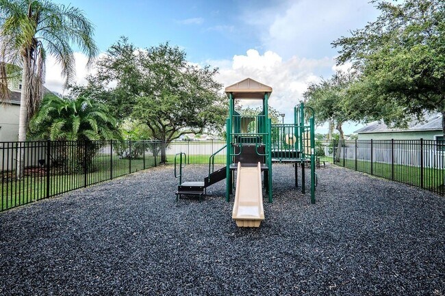 Building Photo - 10815 Lakeside Vista Dr