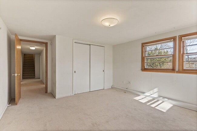 Building Photo - 340 Crown Point