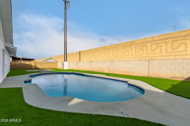 Building Photo - 516 E Greenway Dr