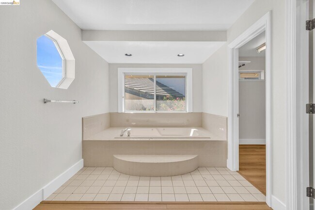 Building Photo - 5650 Edgeview Dr