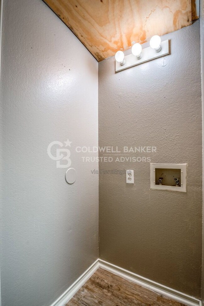 Building Photo - 5320 Kenosha Ave