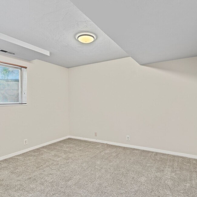 Building Photo - Large Murray 4 Bedroom Home