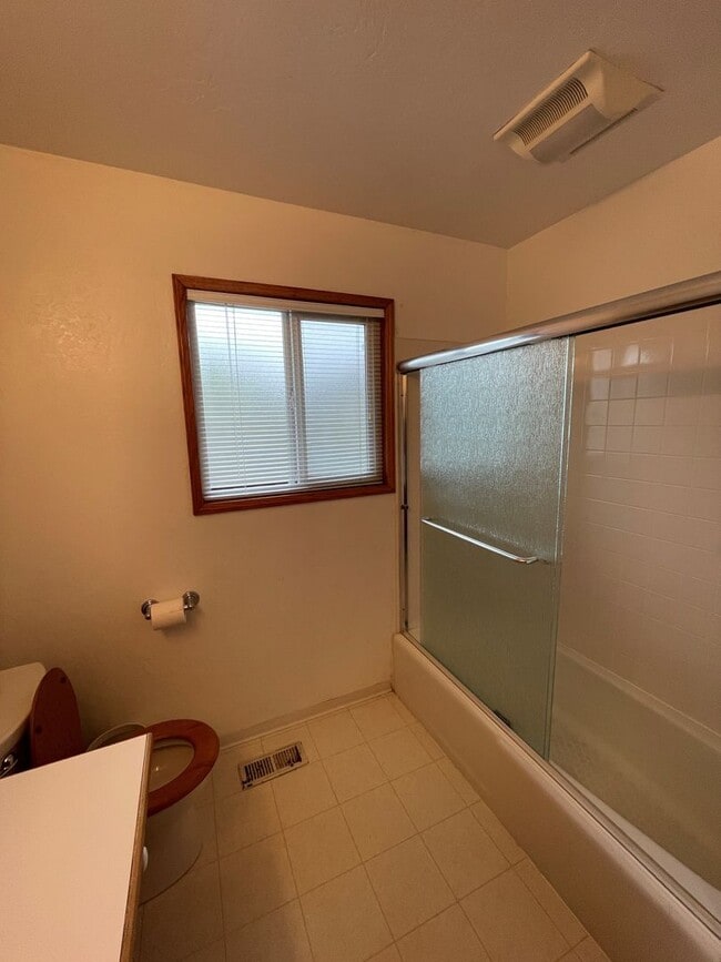 Building Photo - Charming 3 Bedroom, 2 Bath Home with Attac...