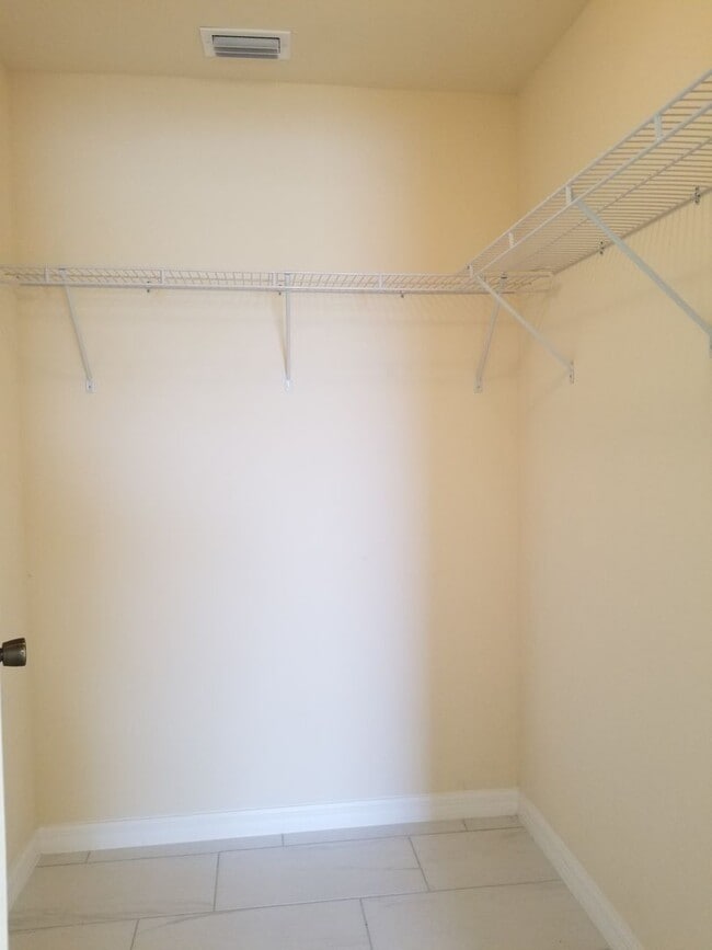 Building Photo - 3 Bedroom 2 Bath 1 Car Garage Waterfront D...