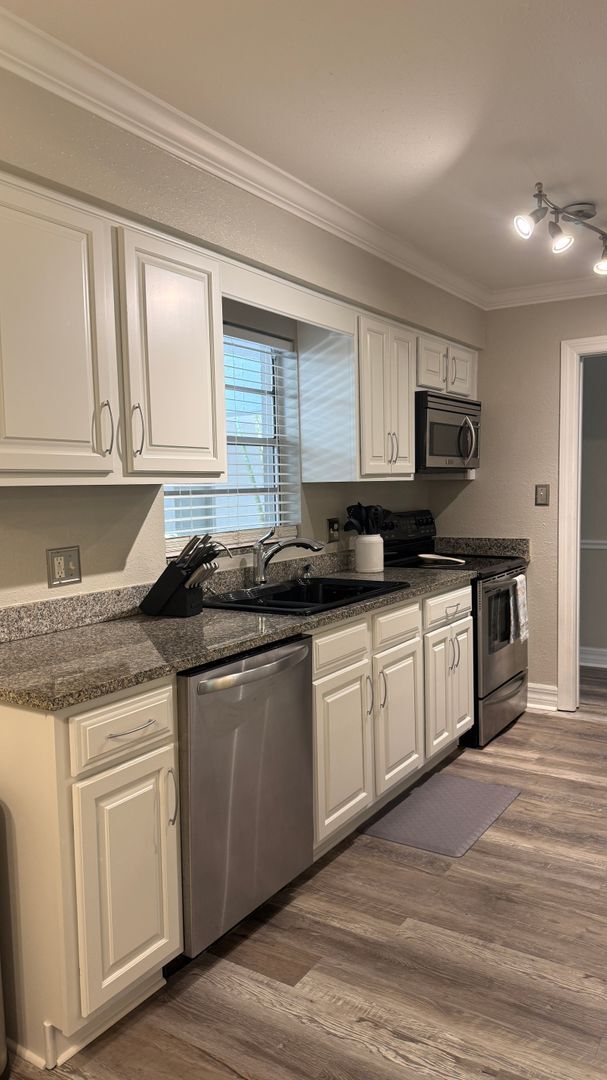 Building Photo - Charming 2/2 Seasonal Rental in Sarasota – Minutes from the Beach! Private Courtyard Included!!