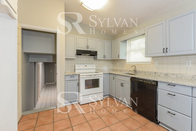 Building Photo - Don't miss out on this charming 3 BR 2 BA, home!