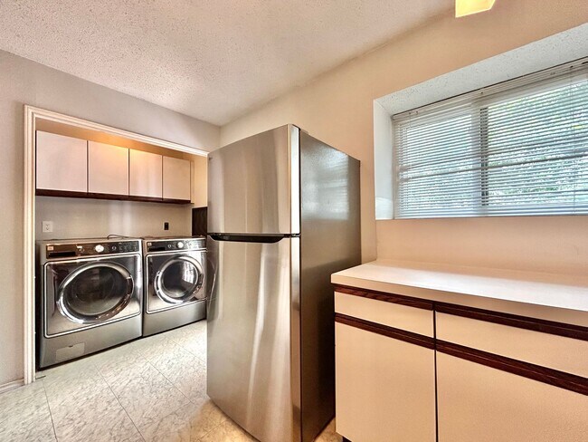 Building Photo - Lovely Rental with 2 Beds, 2.5 Baths & Spa...