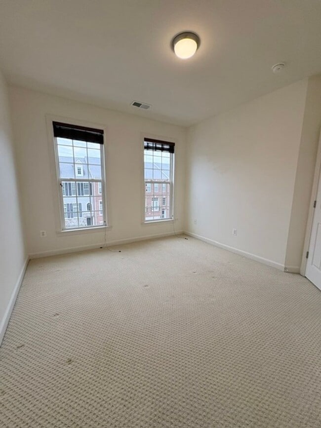 Building Photo - 121 Autumn View Dr