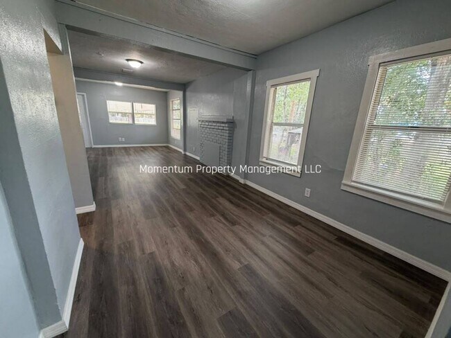 Building Photo - 2308 Oakdale St S