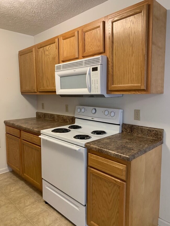 Building Photo - 2 Bedroom 2.5 Bath Townhouse