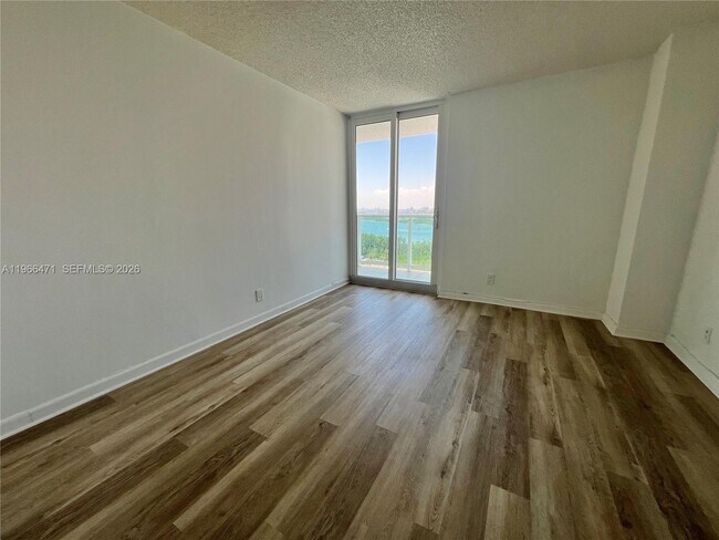 Building Photo - 100 Bayview Dr