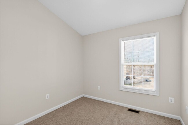 Building Photo - Welcome to a gorgeous end unit townhouse, located in the Heather Hills community.