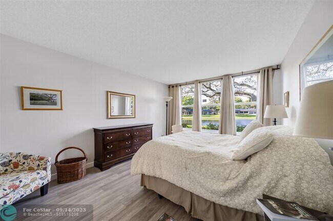 Building Photo - 3611 Oaks Clubhouse Dr