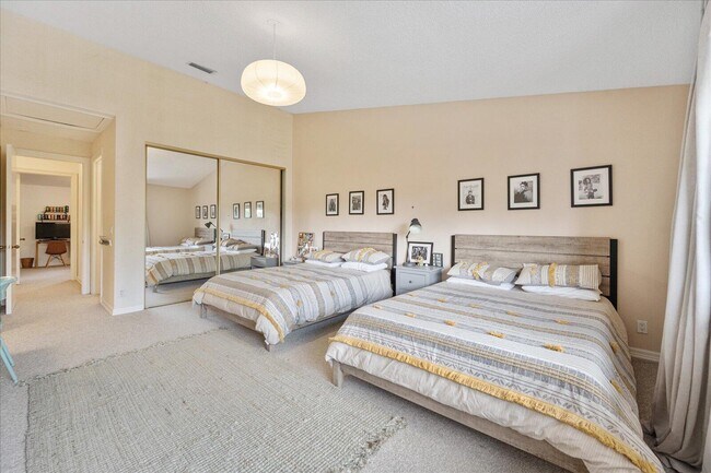 Building Photo - 2585 Sheltingham Dr