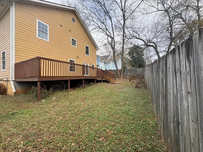 Building Photo - 2483 Memorial Dr SE