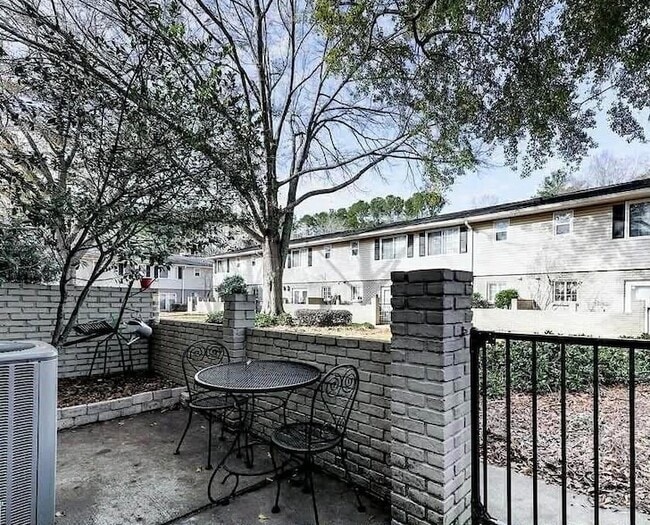 Building Photo - 6940 Roswell Rd NE