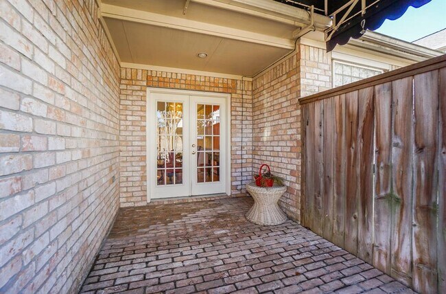 Building Photo - 1131 Enclave Square E