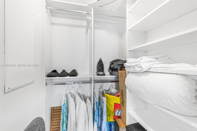 Building Photo - 650 NE 32nd St