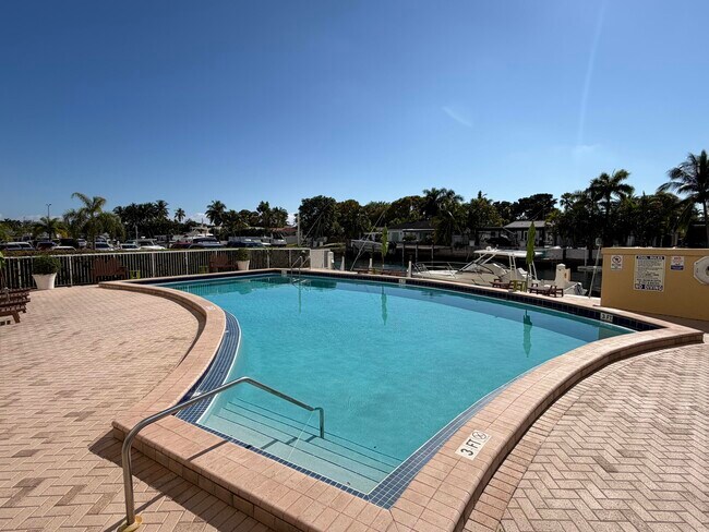 Building Photo - 2000 NE 135th St