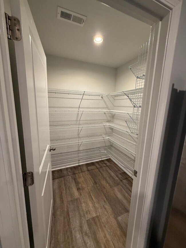 Building Photo - Welcome to a move-in ready haven!!!