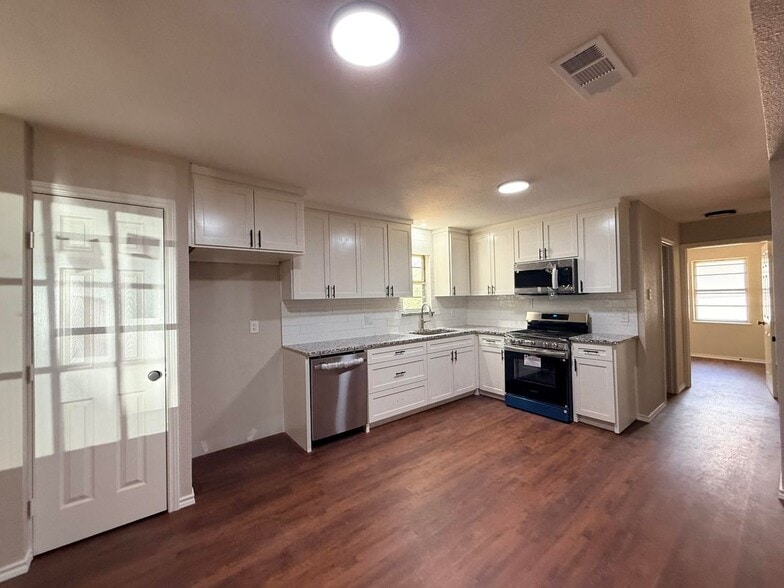 Building Photo - 4026 Dixon Cir