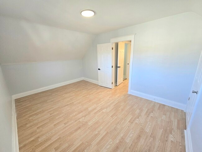 Building Photo - 324 Rosewood Ave