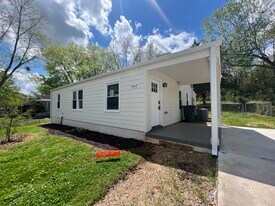 Building Photo - 907 Fairway Dr NW