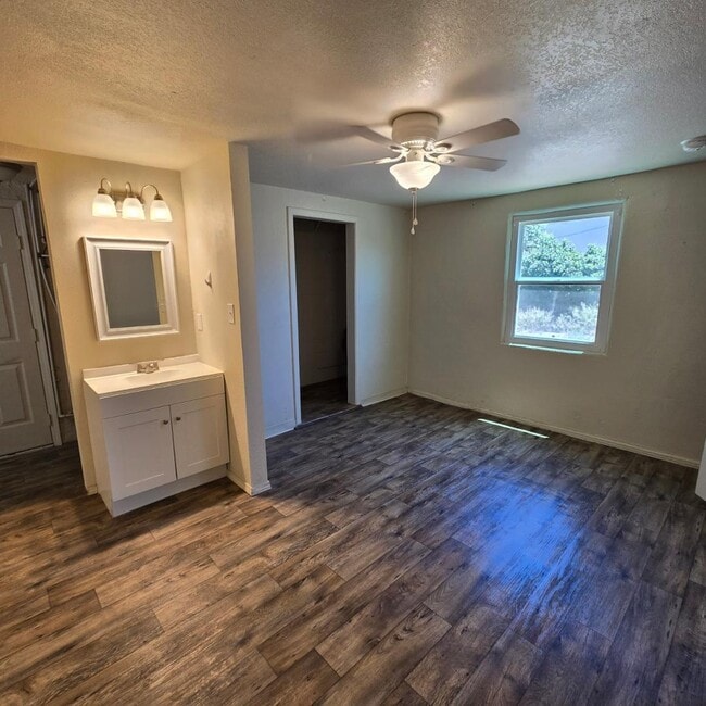 Building Photo - 541 Cardenas Dr SE