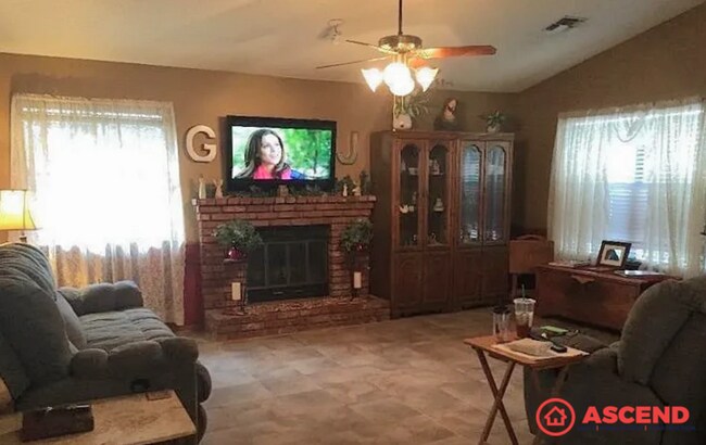 Building Photo - Quaint Home Near Pacheco and Stine!