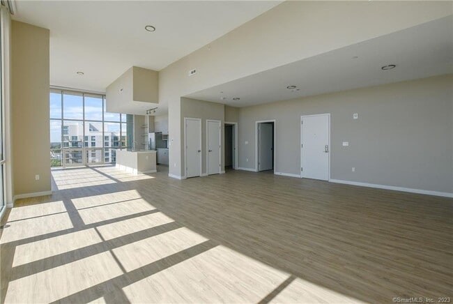 Building Photo - 2 Hbr Pt Rd S