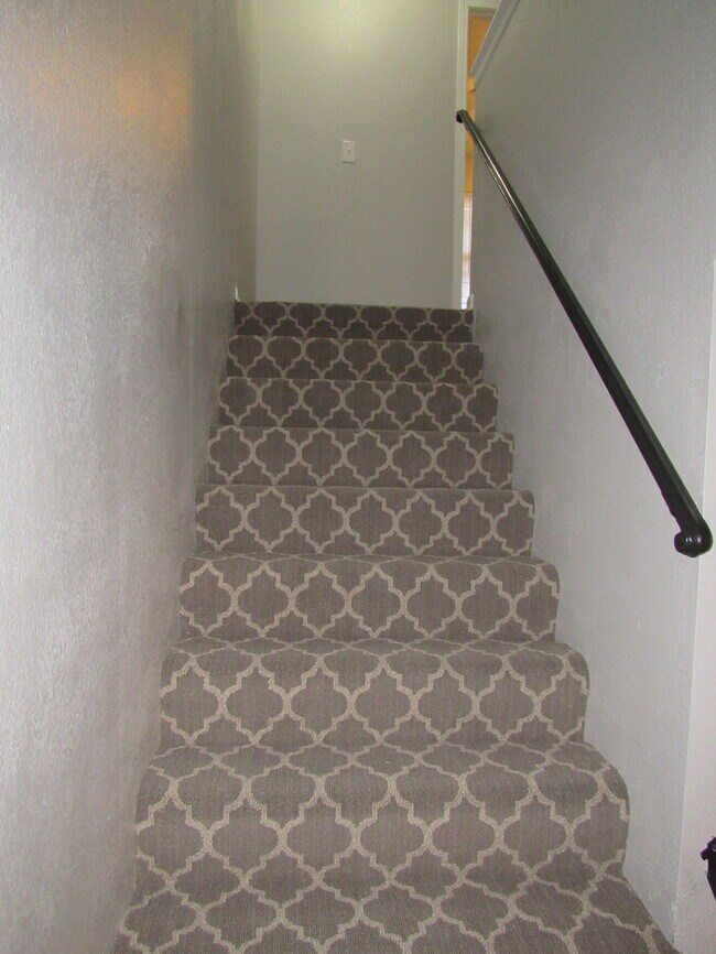 Building Photo - Cozy 2 bedrooms and 1.5 baths townhome located in Lee's Summit