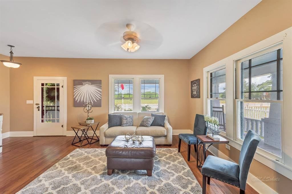 Formal Livingroom - 10152 FM949