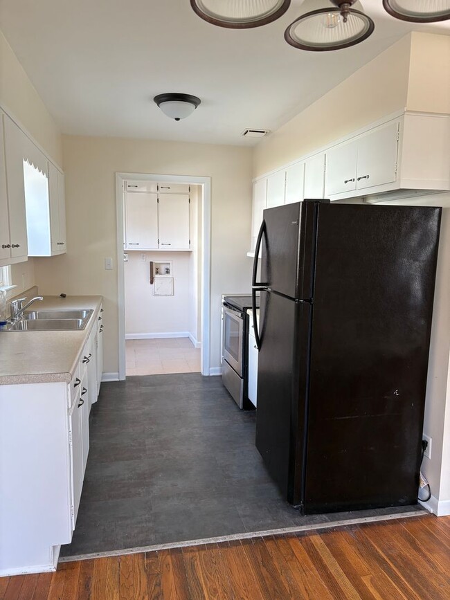 Building Photo - 3 Bedroom/1 Bath home for Rent