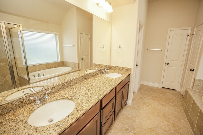 Building Photo - 1215 Watercrest Park Ln