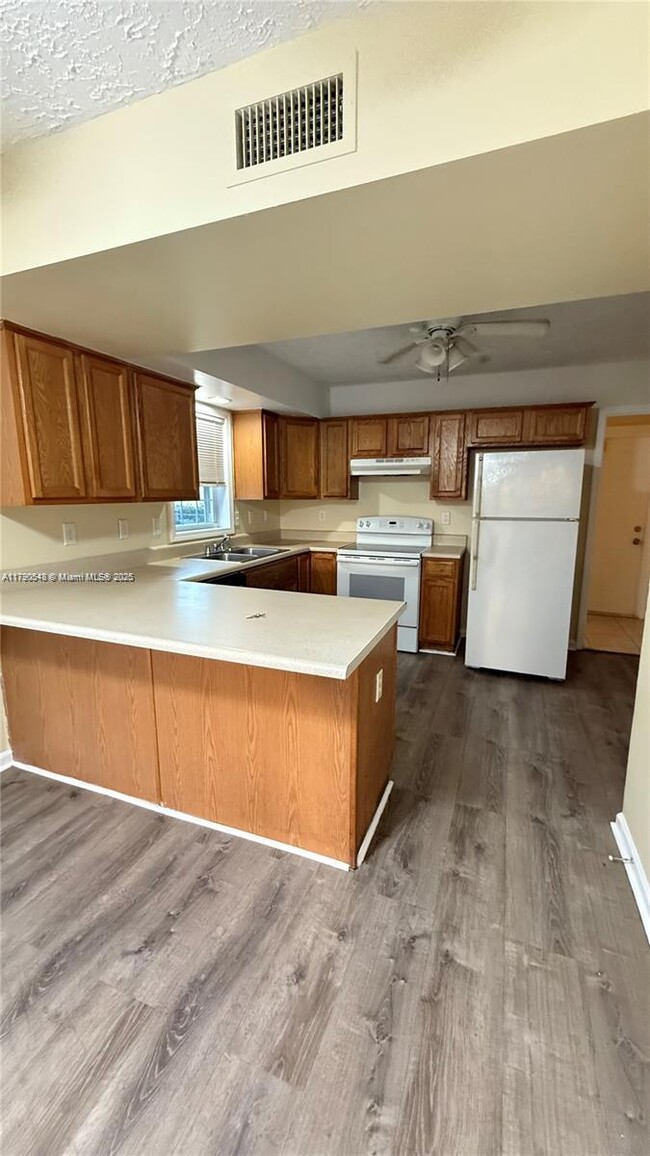 Building Photo - 1604 SW 44th Ave
