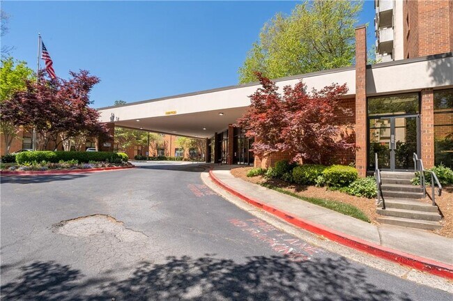 Building Photo - 300 Johnson Ferry Rd