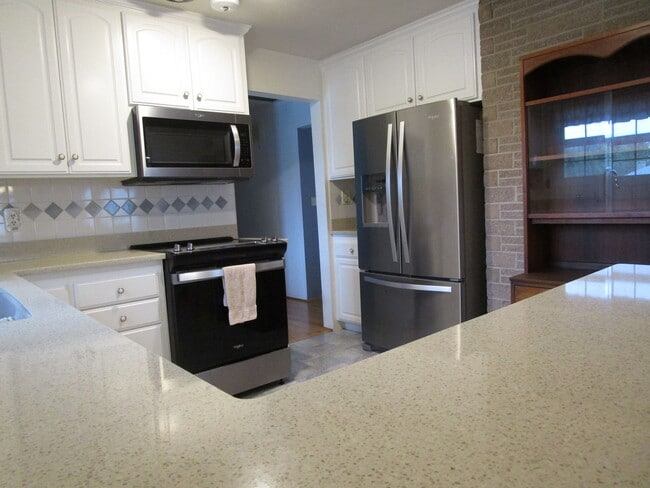 Building Photo - 2 Bedroom Fully Furnished House, Move In R...