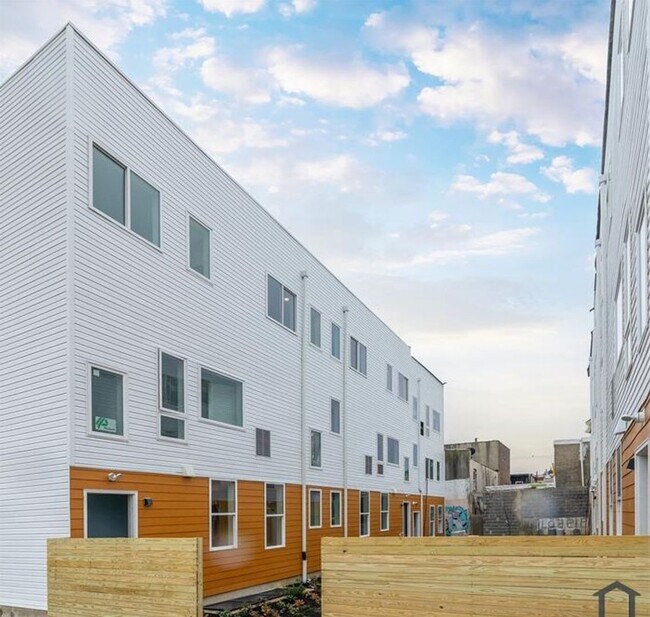 Building Photo - 2720 Hope St