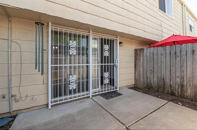 Building Photo - 7950 Grove Ridge Dr