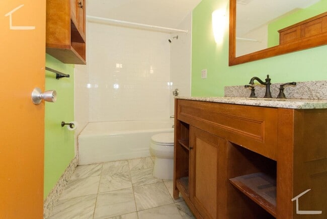 Building Photo - Massive Oak Square 2 Bed with Pool! Heat and Hot Water Included, No Fee!