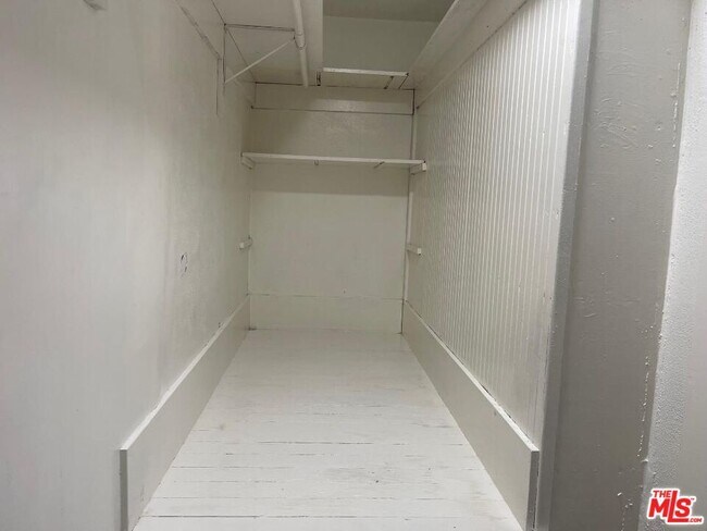 Building Photo - 708 W Vernon Ave