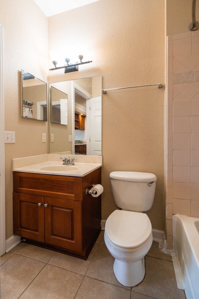 Building Photo - Super cute 3 Bedroom/3Bathroom Townhome in...
