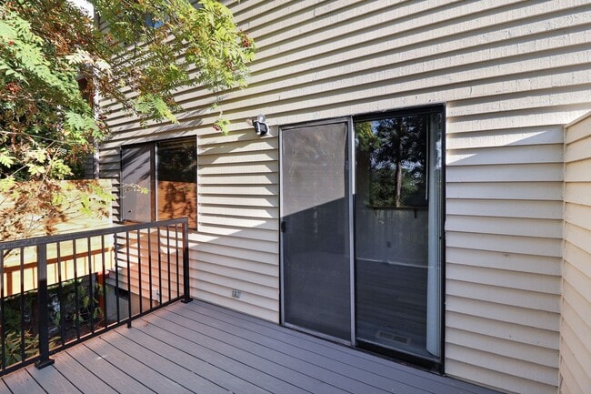 Building Photo - 3 Bed 2.5 Bath - Townhome - Close to Downtown
