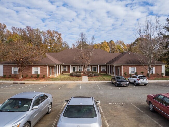 Building Photo - 7020 Somerset Springs