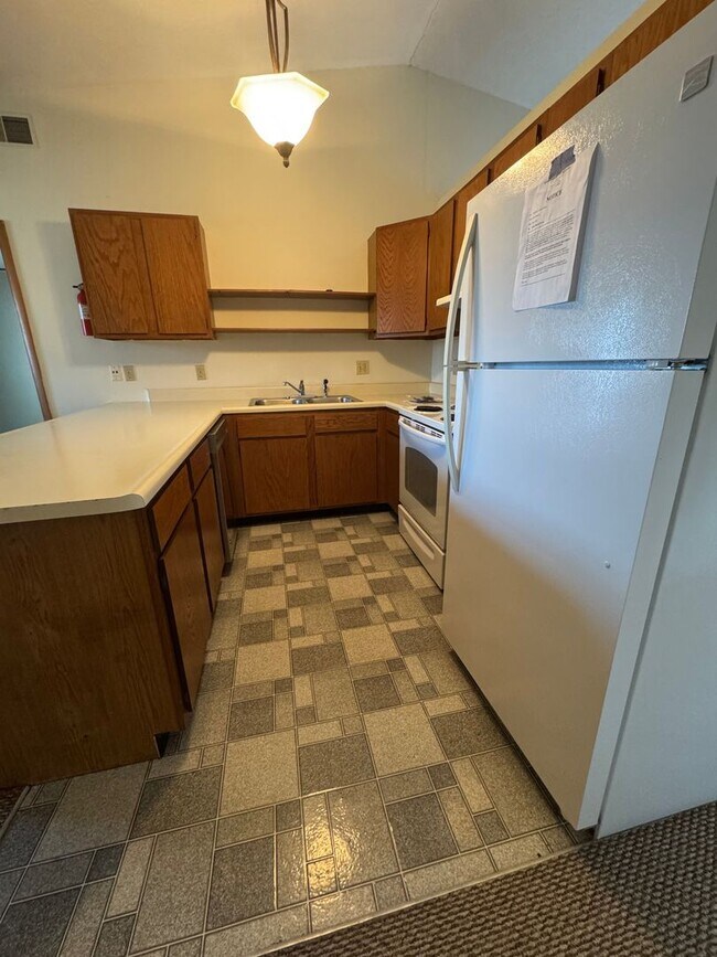 Building Photo - Available August 2025 and rents for $1,600...