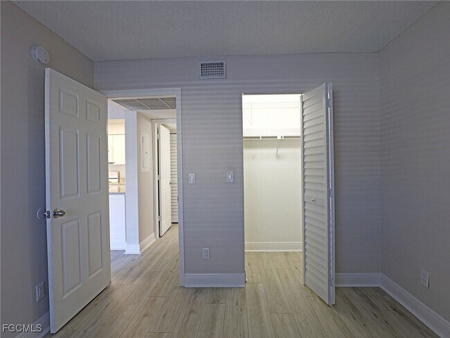 Building Photo - 5305 Summerlin Rd