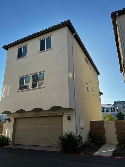 Building Photo - 27717 Stonehurst Ln