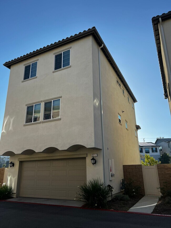 Building Photo - 27717 Stonehurst Ln