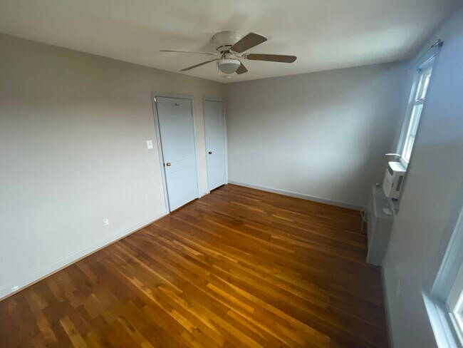 Building Photo - 906 Pine Heights Ave