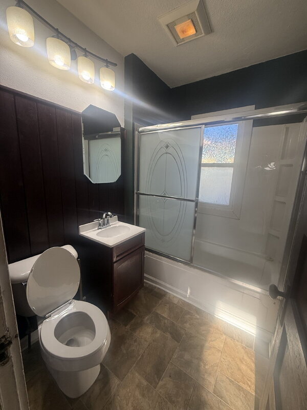 Building Photo - 2824 Des Moines St